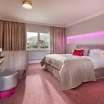 Four Seasons Hotel, Otel