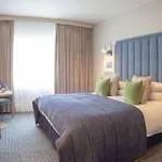 Four Seasons Hotel, Hotel