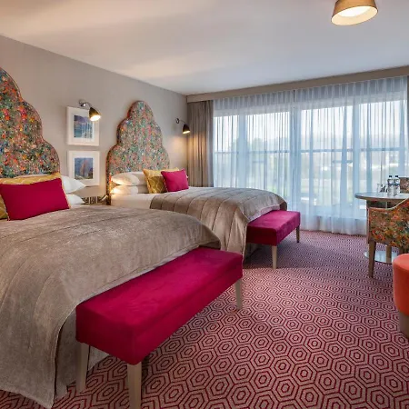 Four Seasons Hotel, 4*