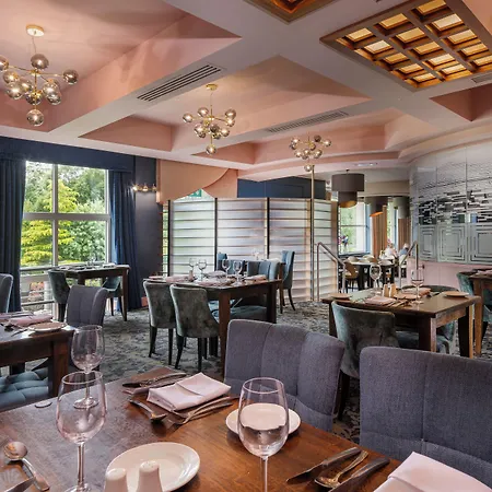 Four Seasons Hotel, Hotel Carlingford