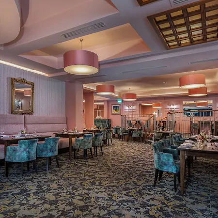 Four Seasons Hotel, Отель