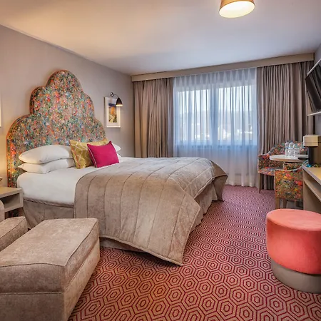 Four Seasons Hotel, 4*