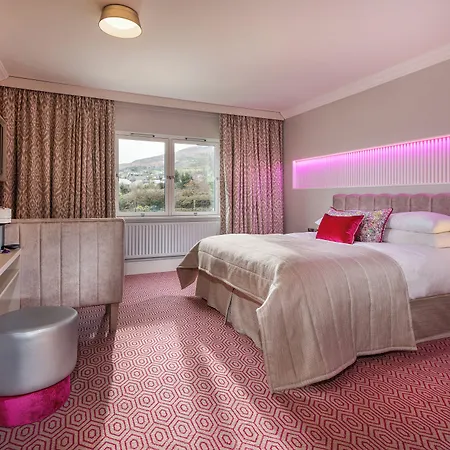 Four Seasons Hotel, Hotel