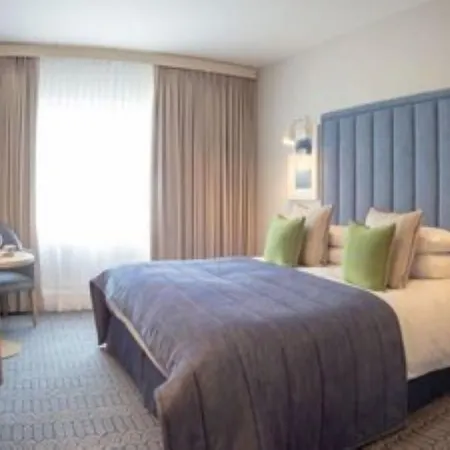 Four Seasons Hotel, Отель