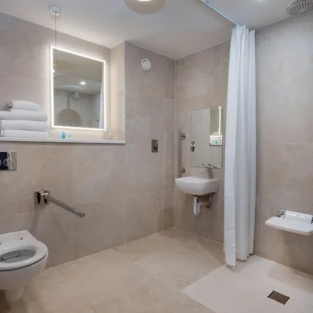 Four Seasons Hotel, Hotel Carlingford