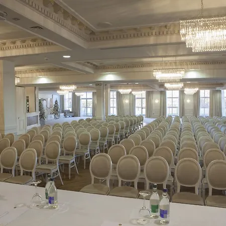 Four Seasons Hotel, Hotel 4*