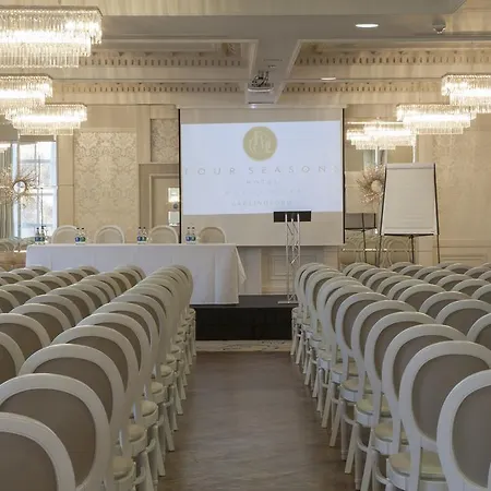 Four Seasons Hotel, Ξενοδοχείο Carlingford