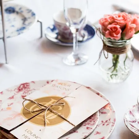 Four Seasons Hotel, 4*