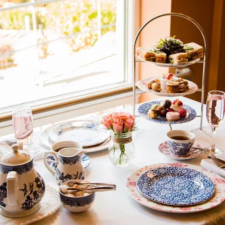 Four Seasons Hotel, Ξενοδοχείο 4*