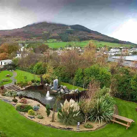 Four Seasons Hotel, Ξενοδοχείο