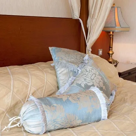 Four Seasons Hotel, Ξενοδοχείο 4*