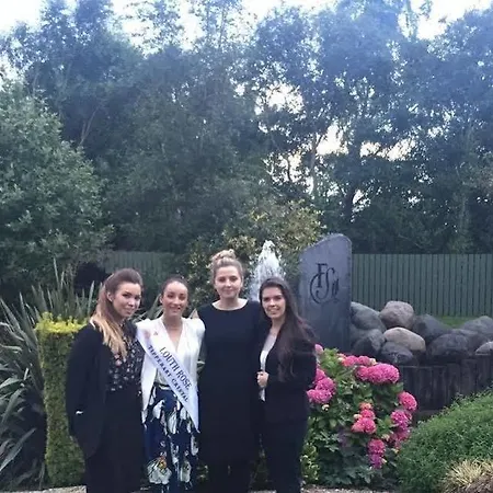 Four Seasons Hotel, Ξενοδοχείο 4*