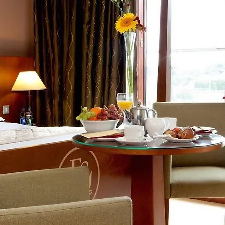 Four Seasons Hotel, Ξενοδοχείο 4*