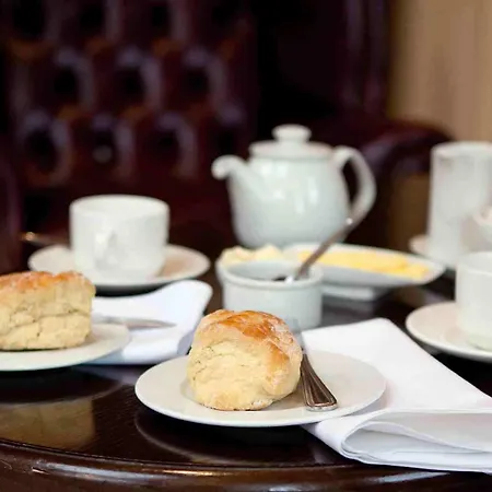 Four Seasons Hotel, Ξενοδοχείο