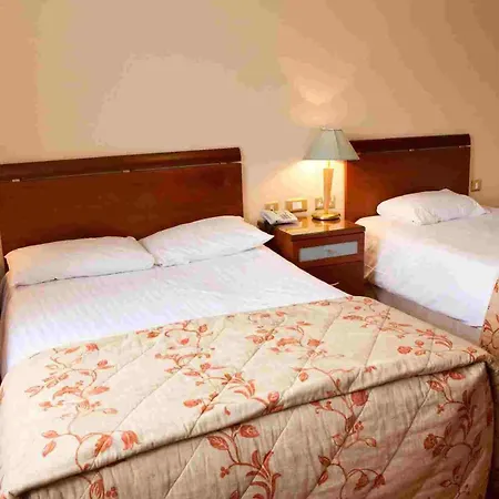 Four Seasons Hotel, Ξενοδοχείο