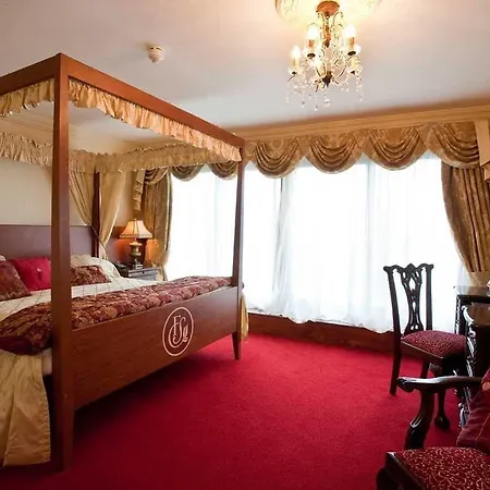 Four Seasons Hotel, Ξενοδοχείο 4*