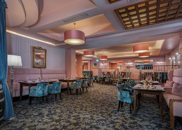 Four Seasons Hotel, Отель