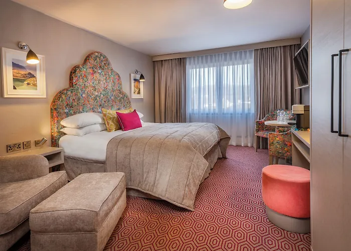 Four Seasons Hotel, 4*