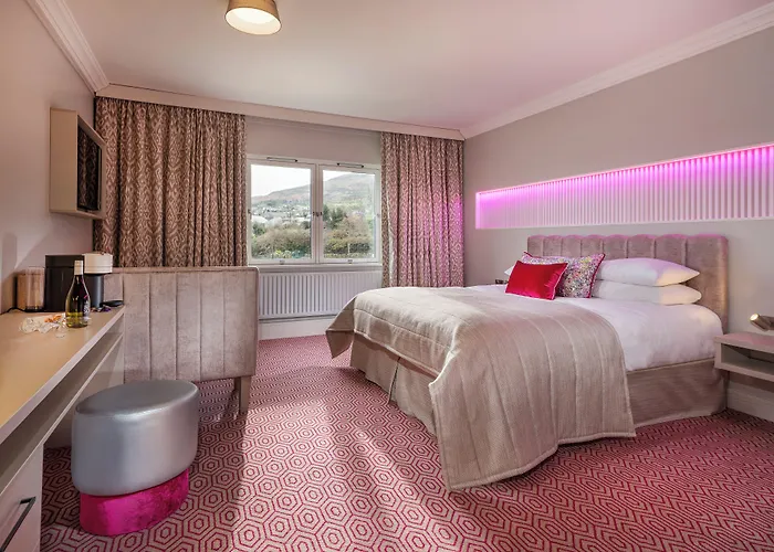 Four Seasons Hotel, Отель