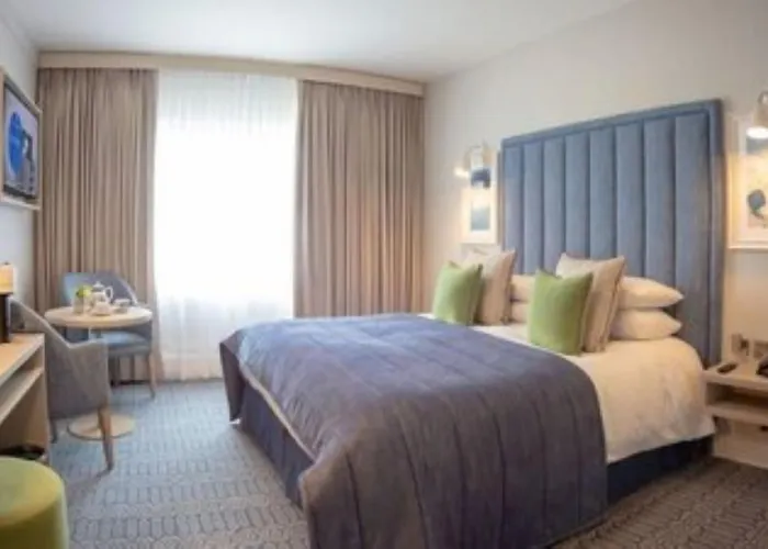 Four Seasons Hotel, 호텔