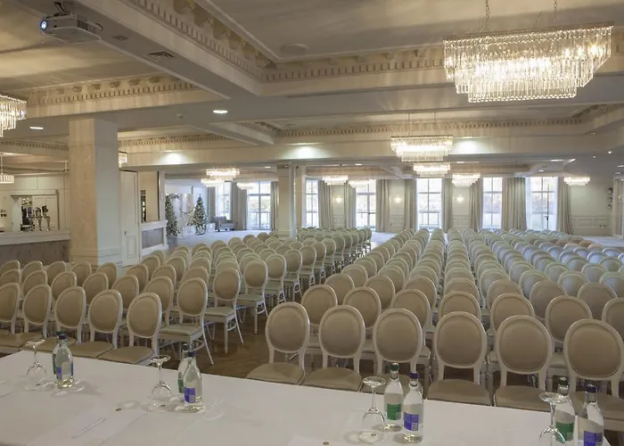 Four Seasons Hotel, 호텔 4*