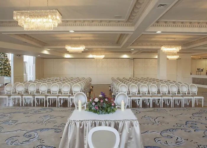 Four Seasons Hotel, 4* 칼링포드