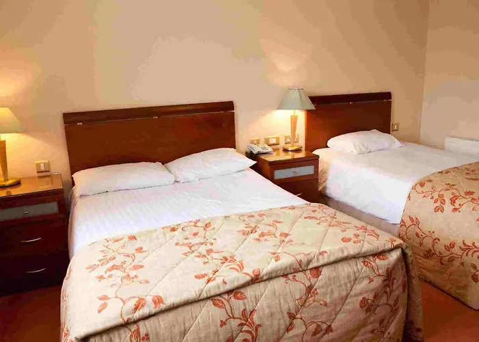 Four Seasons Hotel, 호텔